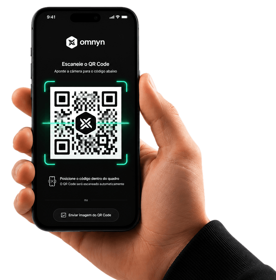 Mão segurando um celular escaneando um QR Code